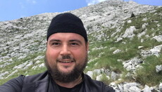 Metropolitan Alexander (Drabinko) with pilgrims sings a hymn of Ukraine on the peak of Athos (VIDEO)