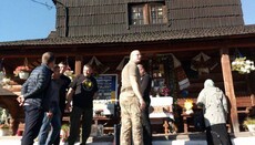 Uniates cut locks from the church in Kolomyia and hold a service there