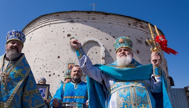 Metropolitan Hilarion of Donetsk and Mariupol headed the cross procession around the destroyed monastery