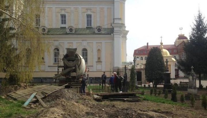 Construction works of the Kyiv Patriarchate in the ancient cemetery in Lutsk, in the historic security zone