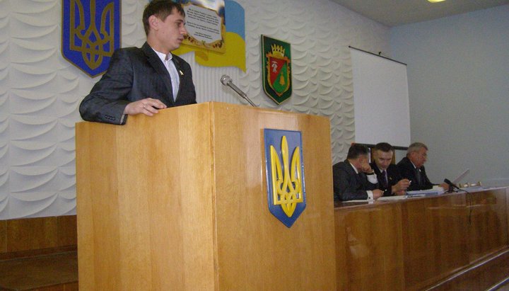 Chairman of the Zdolbunov Regional State Administration Sergei Kondrachuk speaking at the district council