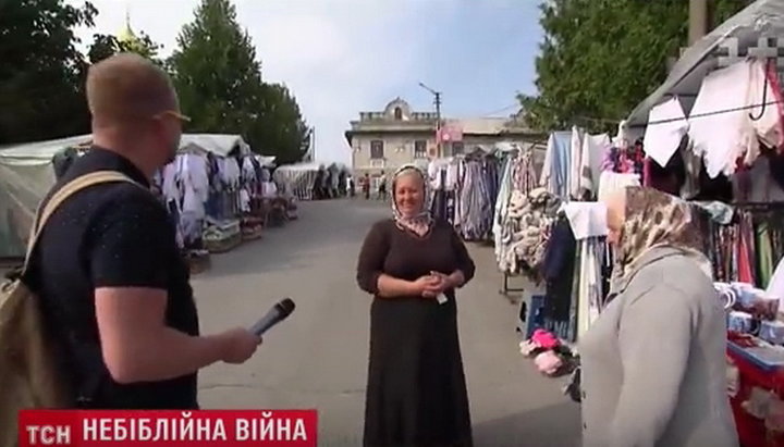 A TSN journalist asks female pilgrims questions, presenting himself as an employee of the Russian channel