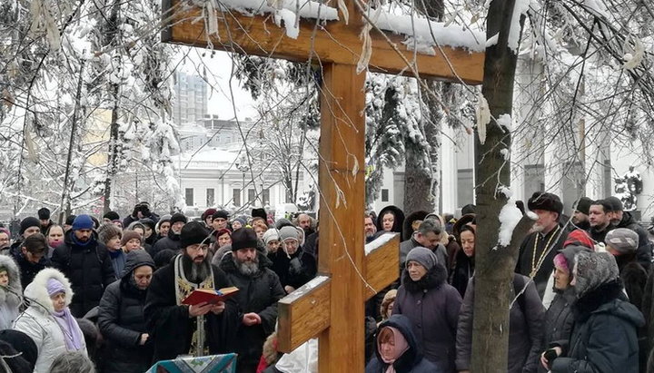 Молитвенное стояние у стен Верховной Рады