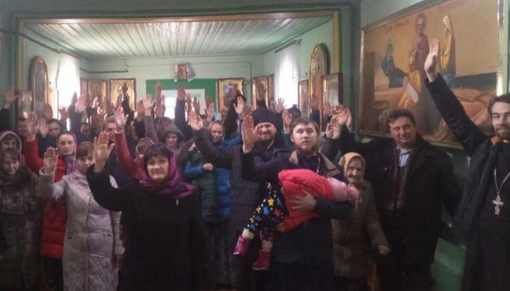 The religious community of the church of the Intercession of the Most Holy Theotokos in the village of Kalynivka unanimously supported the UOC