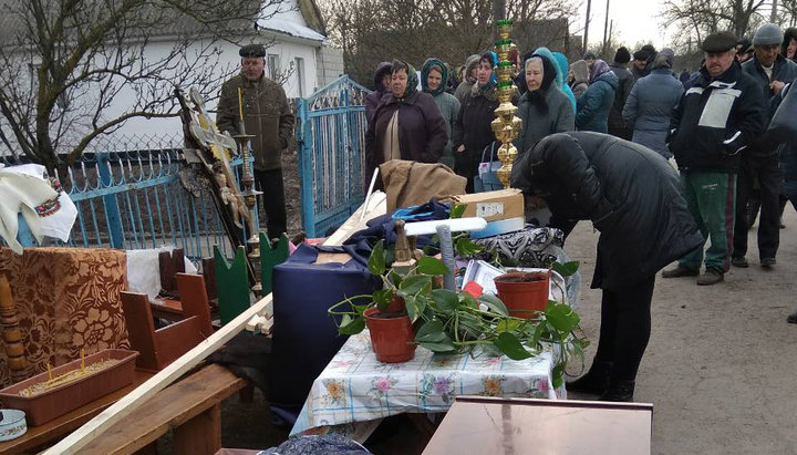 In Kurozvany OCU activists break into UOC home church and take out an altar