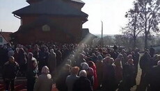 In Rozvazh OCU activists storm the UOC temple during the service