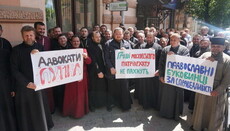 In Chernovtsy, OCU members picket the office of a lawyer who defends UOC