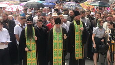 UOC believers hold another prayer standing at the walls of Vinnitsa RSA