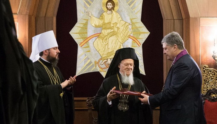 Head of the OCU Epiphany Dumenko, Patriarch Bartholomew, and the former President of Ukraine Petro Poroshenko. Photo: NTV