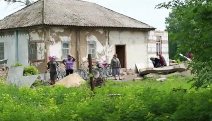 Olenovka believers, despite their old age, are building a temple on their own. Photo: a YouTube screen 