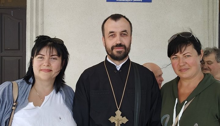 “Priest” of the OCU Sergey Chubchenko and the OCU activists after the meeting of the territorial community of Kruty village. Photo: Facebook