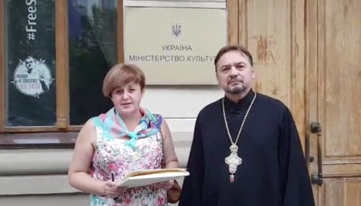Activist Neonila Tkachenko and the "priest" of the UOC-KP Vitaly Senik. Photo: Facebook