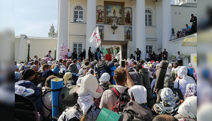 Entrance of the procession to the Holy Assumption Pochaev Lavra. Photo: Facebook