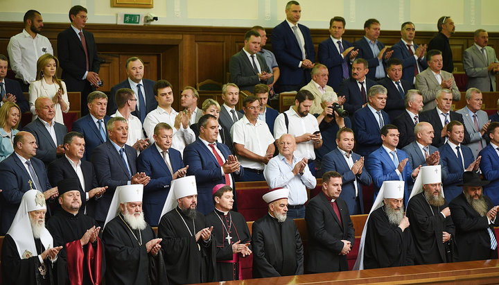 His Beatitude Metropolitan Onuphry and Metropolitan Anthony at a ceremonial meeting of the Verkhovna Rada. Photo: pomisna.info