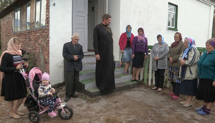 Parisnioners of the UOC community in Postoinoye village. Photo: UOJ