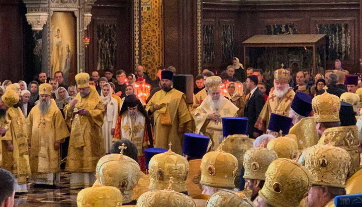 The leaders of the Jerusalem and Russian Churches perform the Divine Liturgy in the Cathedral of Christ the Savior. Photo: prichod.ru