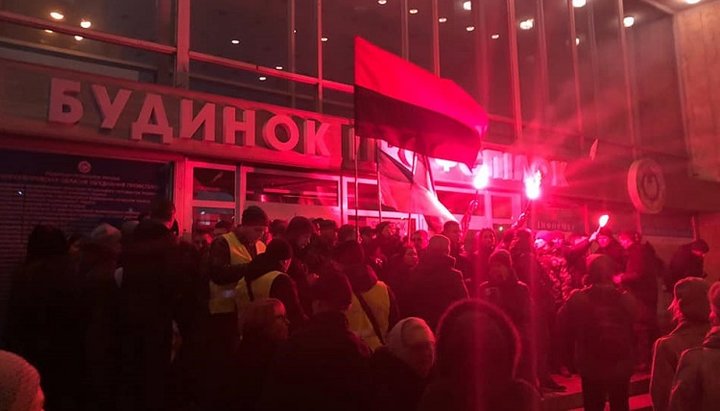 A picket at the House of Trade Unions in Dnipro. Photo: “Nashe Misto”