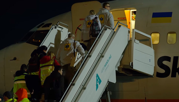 Passengers boarding the plane to return from Wuhan to Ukraine. Photo: a video screenshot of the video posted on the Cabinet of Mіnisters’ channel on YouTube