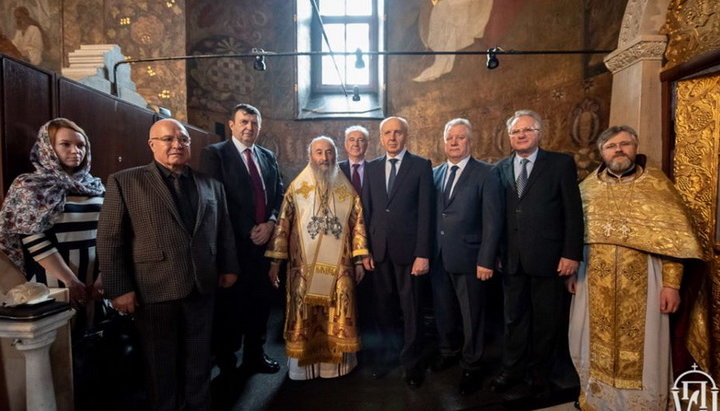 Representatives of the embassies of Orthodox states attended the service at the Kiev-Caves Lavra. Photo: facebook.com/Church.ua