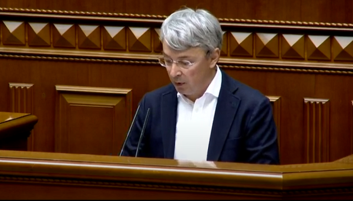 The newly elected Minister Alexander Tkachenko took the oath. Photo: Twitter Verkhovna Rada of Ukraine