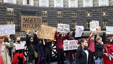 LGBT reps protest near the Cabinet quoting New Testament