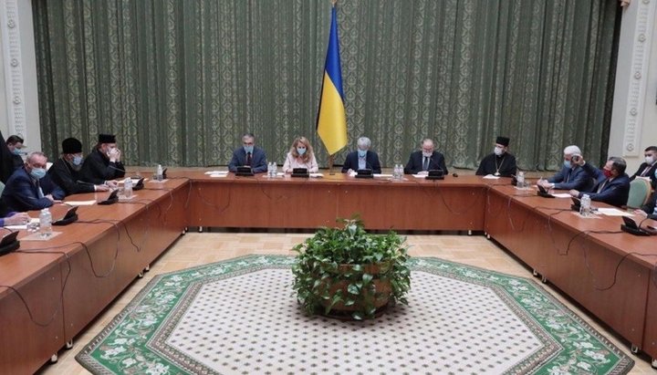 The meeting of the AUCCRO with the Minister of Culture Alexander Tkachenko and the head of the State Service for Ethnic Policy and Freedom of Conscience Elena Bogdan. Photo: vzcz.church.ua