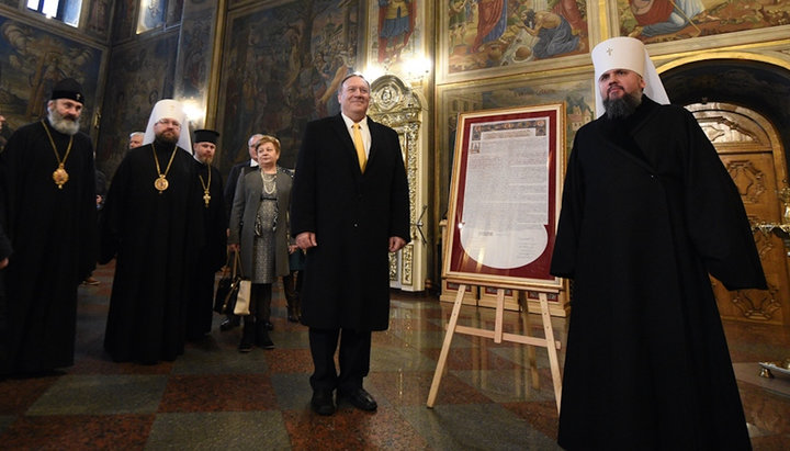 US Secretary of State Michael Pompeo and Epiphany Dumenko take pictures near the Tomos. Photo: pomisna.info