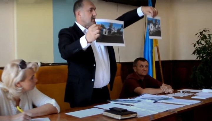 Zolochiv Mayor Igor Grinkov at an extraordinary session of the City Council on the construction of the UOC temple. Photo: screenshot/YouTube/Our Ukrainian Affair newspaper