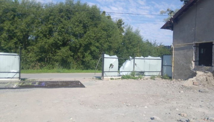 The fence of the UOC priest's house in Zolochiv destroyed by radicals. Photo: Archpriest Nikolai Danilevich's Facebook page