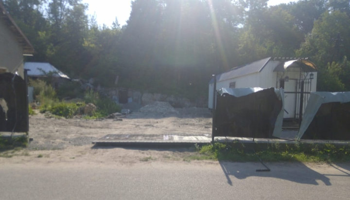 The broken fence of priest Maxim Yoenko’s house in Zolochiv. Photo: facebook.com/mykola.danylevych