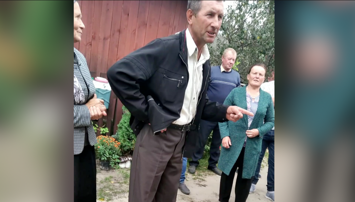 Supporters of the OCU in Polesskoye turn the priest of the UOC out of his house. Photo: UOJ