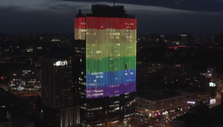 A 33-storey building in the centre of Kiev illuminated with the LGBT flag. A photo: twitter.com