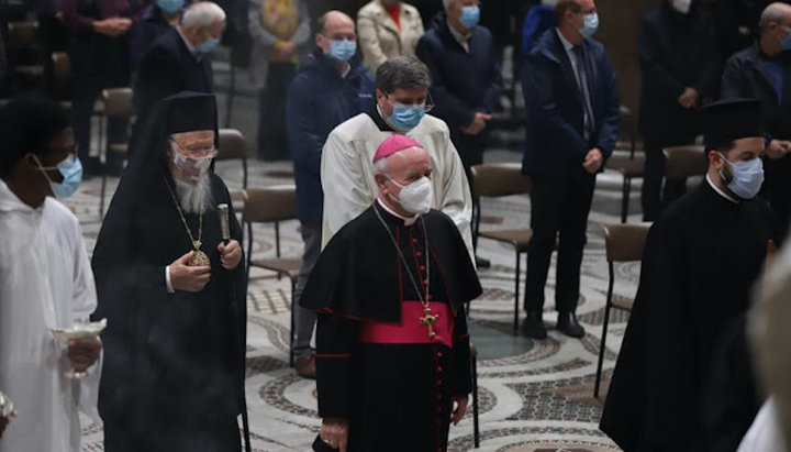 Patriarch Bartholomew and the representative of the papal curia Vincenzo Paglia. A photo: fanarion.blogspot.com