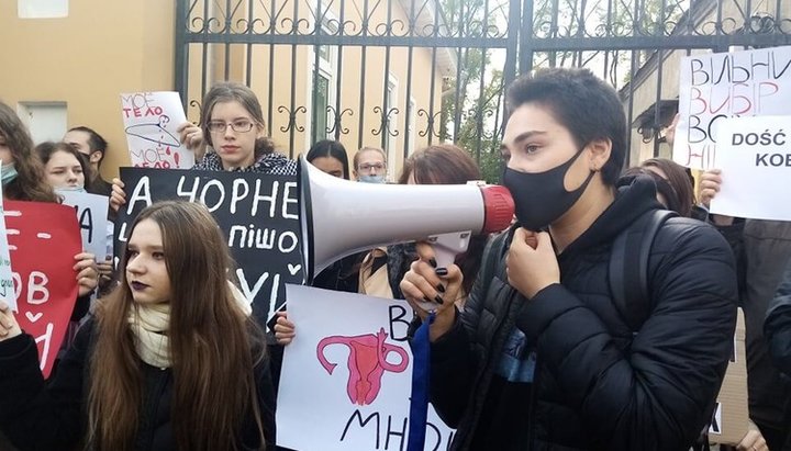 Activists at the building of the Polish Embassy in Kyiv. Photo: socportal.info