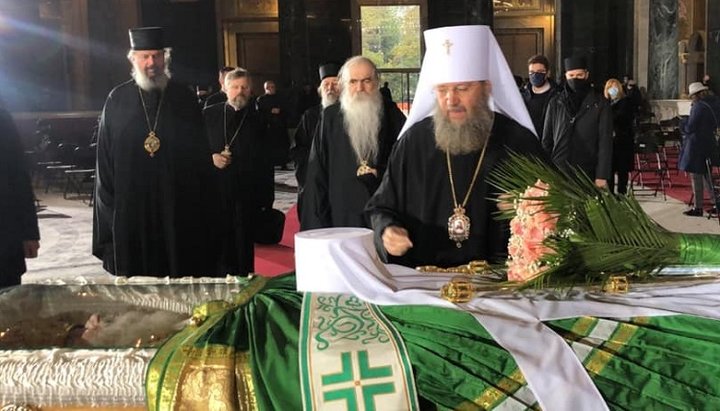 Metropolitan Anthony at the tomb of Patriarch Irinej. Photo: Metropolitan's Facebook page