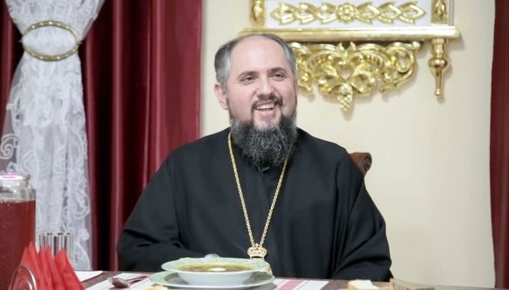 Sergei (Epiphany) Dumenko at the meal. Photo: a screenshot from the Novoe Vremia YouTube channel.