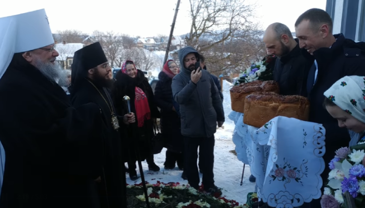 Zavoloka believers meeting bishops who have arrived to consecrate a new church. A photo: facebook.com/orthobuk