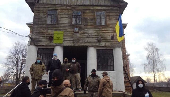 Participants in the seizure of the UOC temple in Priputni. Photo: facebook page Andriy Kovalov