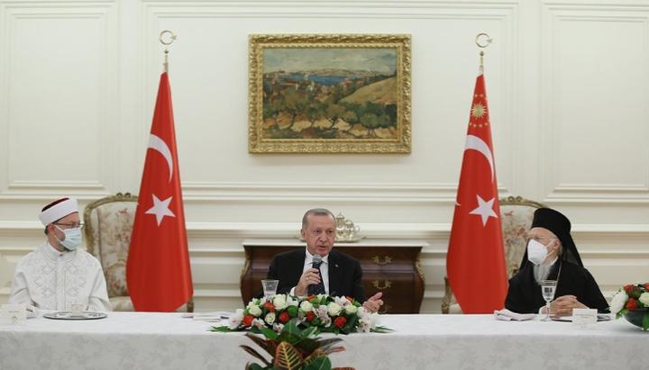 The head of the Phanar at a Muslim Iftar dinner with Erdogan. Photo: irp.new