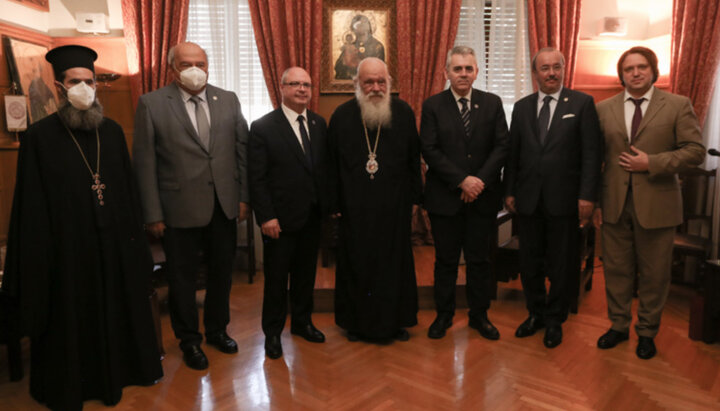 The Primate of the GOC (center) with Russian and Greek officials. Photo: romfea.gr