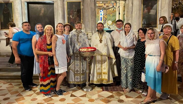 Pilgrims of the UOC in the Cathedral of St. Spyridon of Trimythous of the Kerkyra Metropolis of the Church of Greece. Photo: page of prot. Nikolai Danilevich on Facebook.