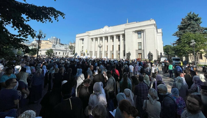 Prayer standing at the Verkhovna Rada, organized by the NGO "Miriane". Photo: vesti.ua