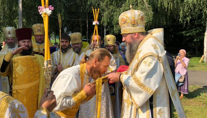 Metropolitan Clement awards an epigonation to Fr Roman Neshcheret, who suffered from radicals. Photo: a website of the Nizhyn Eparchy