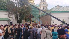 Сross Procession entering Lavra while column tail is still on Vladimir Hill