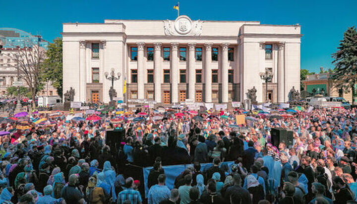 Prayerful standing of believers of the UOC at the Verkhovna Rada on June 15, 2021. Photo: pravoslavie.ru