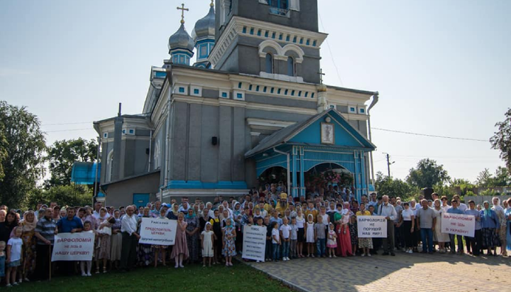 The UOC community in Radyvyliv supported the # STOPVARFOLOMEY flash mob. Photo: facebook.com/ Yaroslav Vozniak