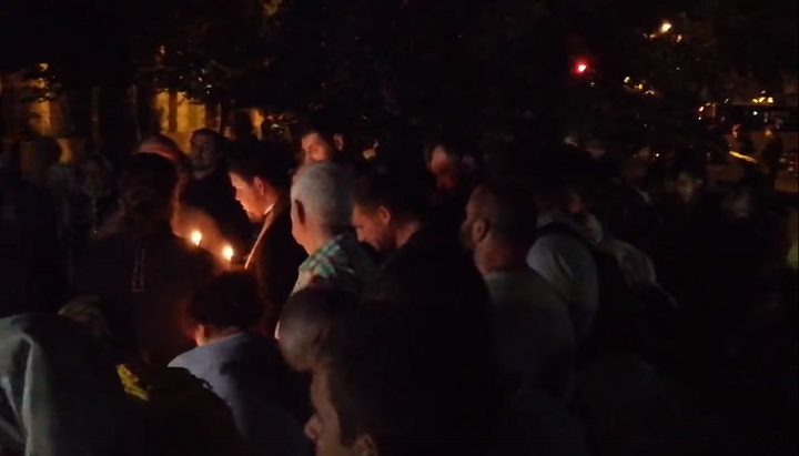 Believers of the UOC reading the akathist to the Mother of God while waiting for the cortege of Patriarch Bartholomew in Kyiv. Photo: a video screenshot of the UOC Information Centre Facebook page