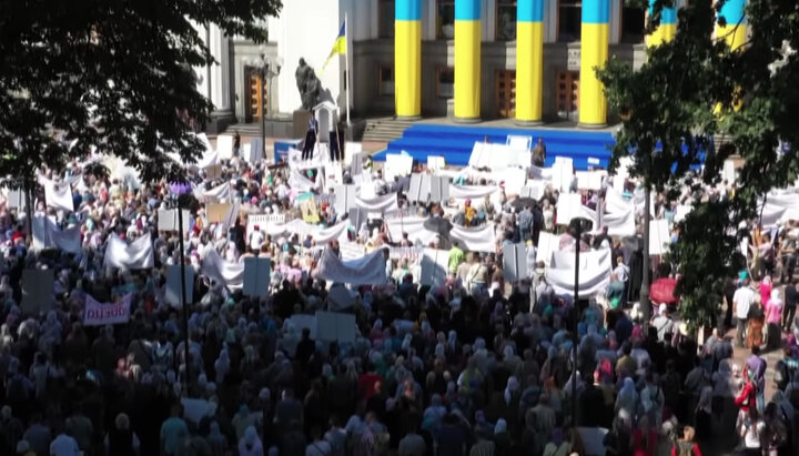 Believers from different dioceses of the Ukrainian Orthodox Church told reporters why they had come to a prayer standing in front of the Verkhovna Rada.