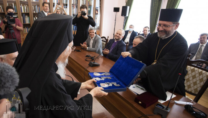 Exchange of memorable gifts between the heads of Phanar and the UGCC. Photo: news.ugcc.ua