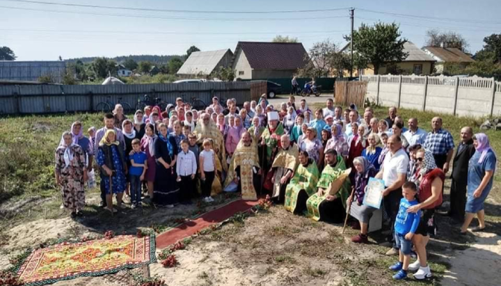 The UOC community in Mala Liubasha with the clergy and Met. Anatoly after the foundation of a new church. Photo: UOJ